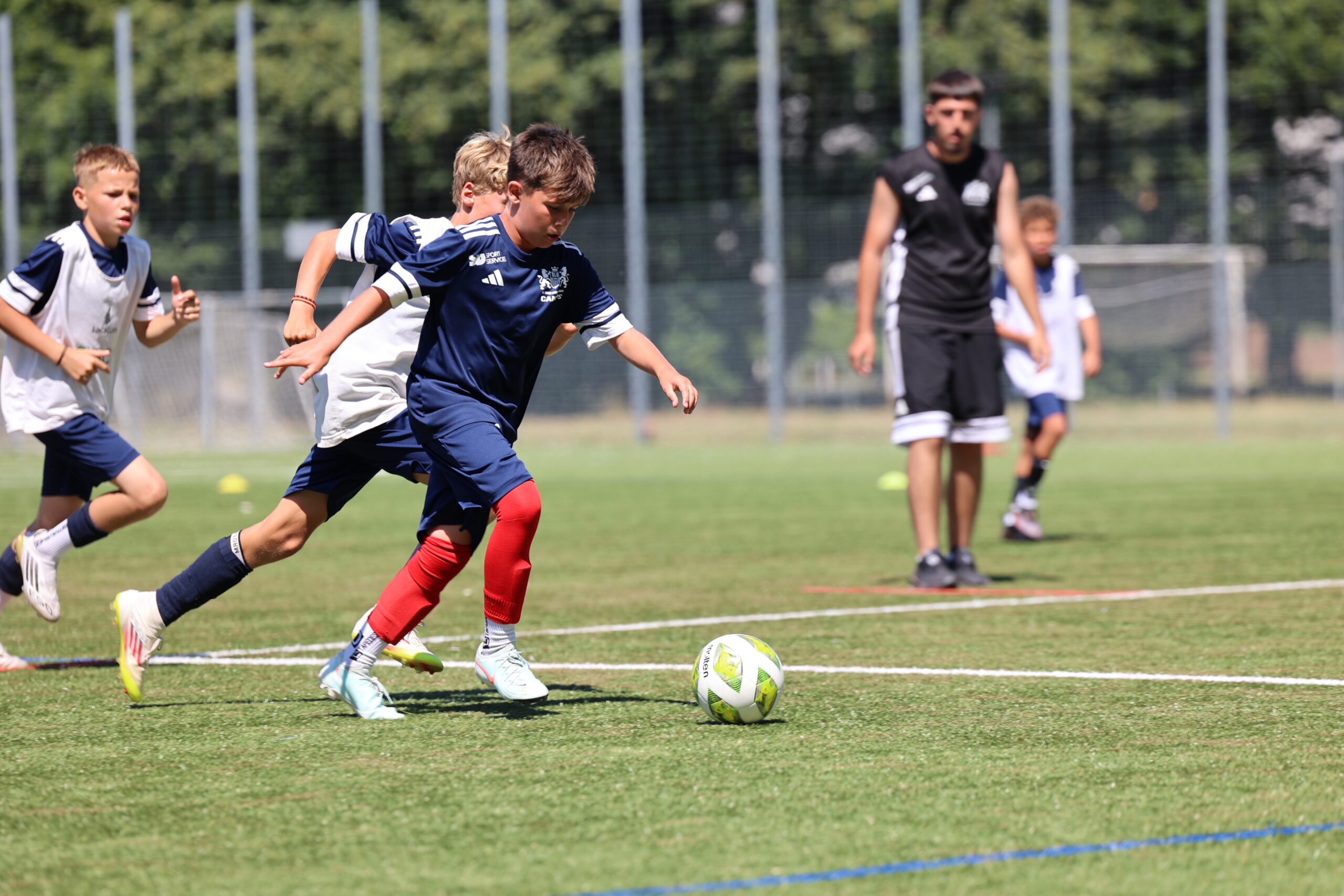 Kinder, die Fußball spielen