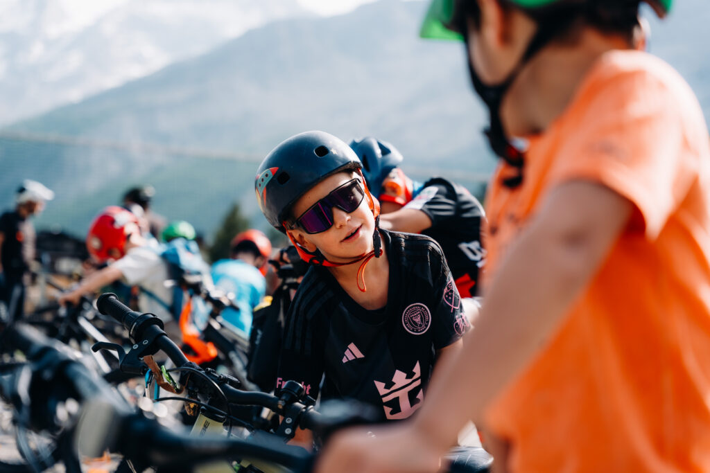 Kinder die bereit für das Mountainbike sind