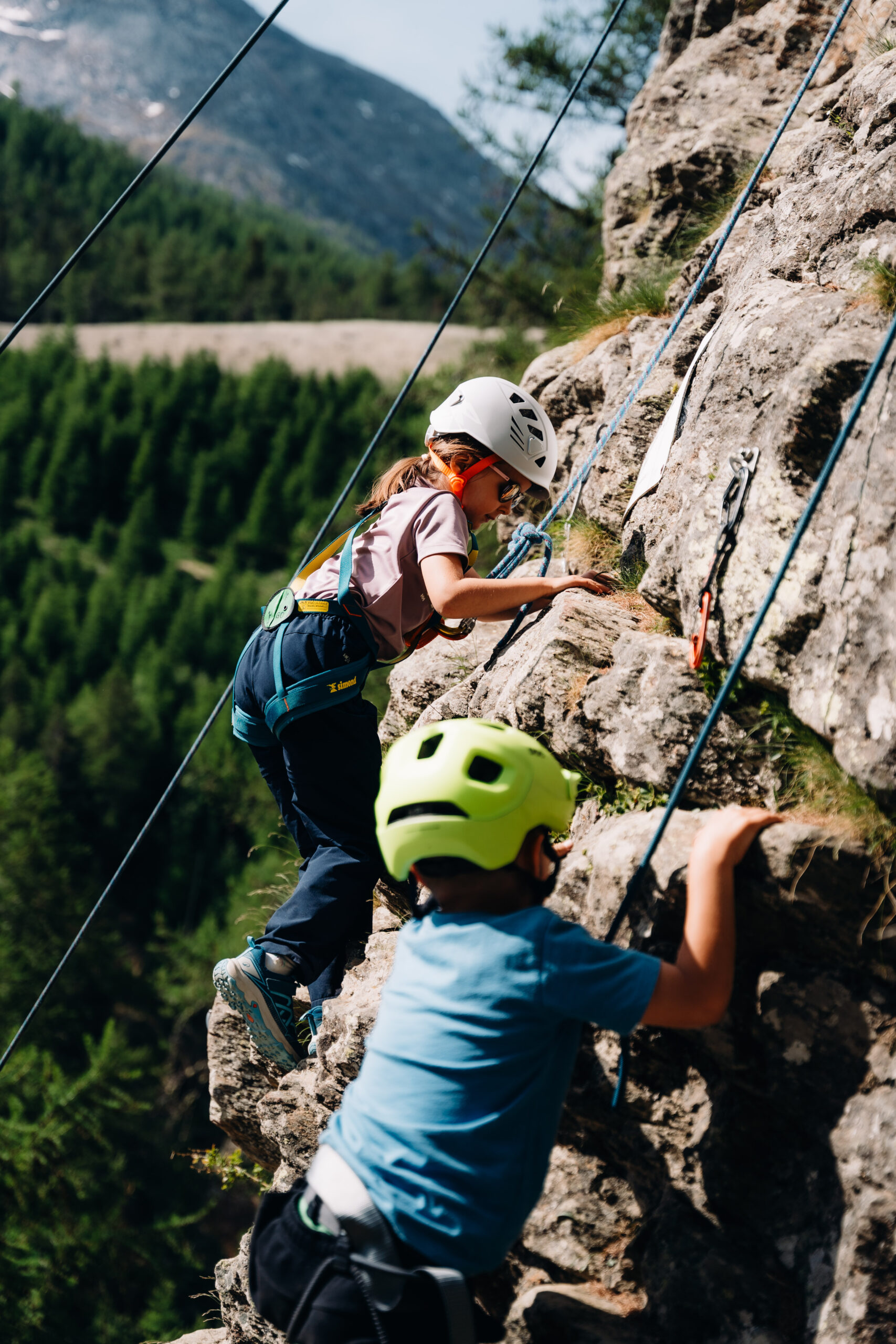 Ein Kind, das einen Berg erklimmt