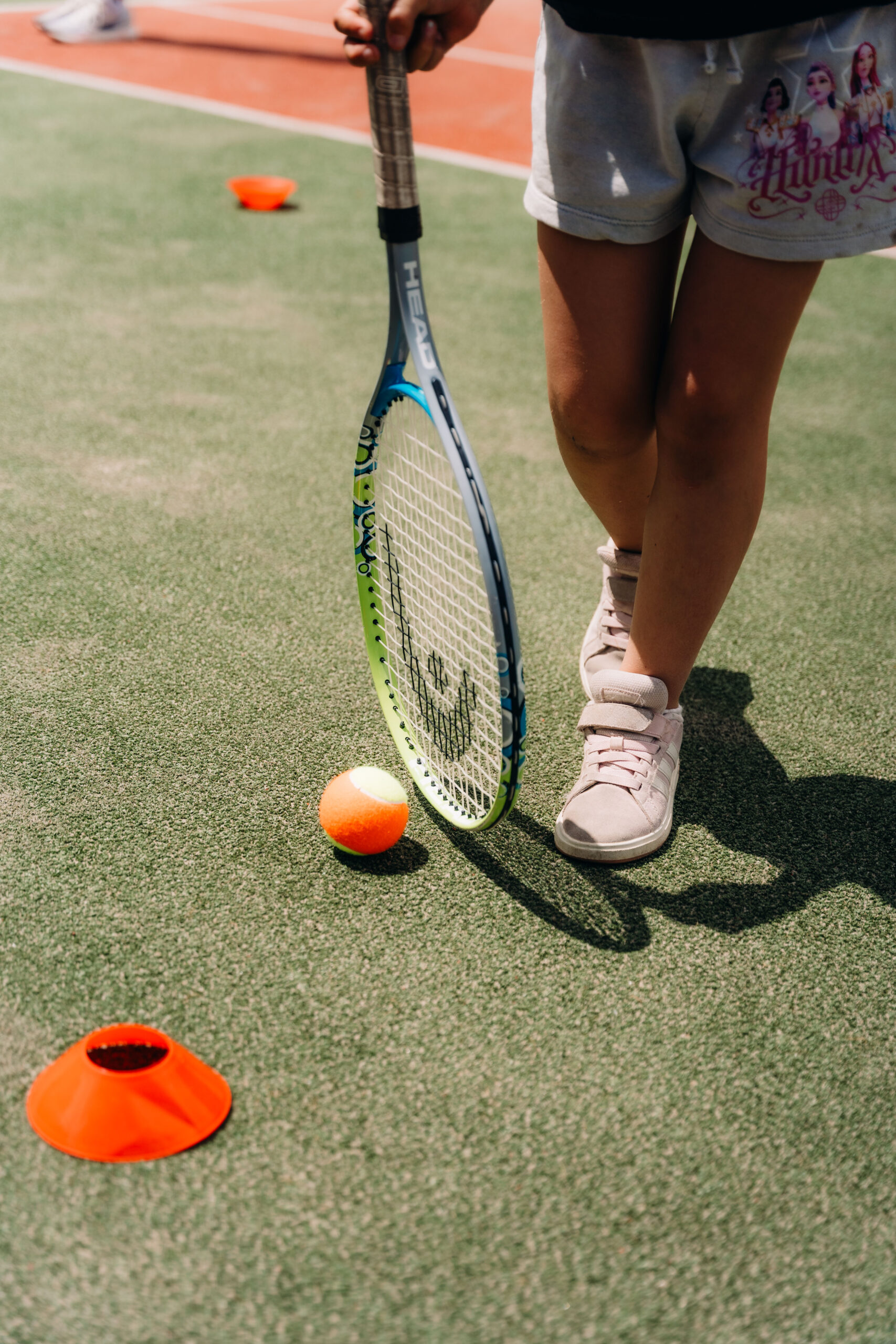 Jemand der einen Tennisschläger trägt