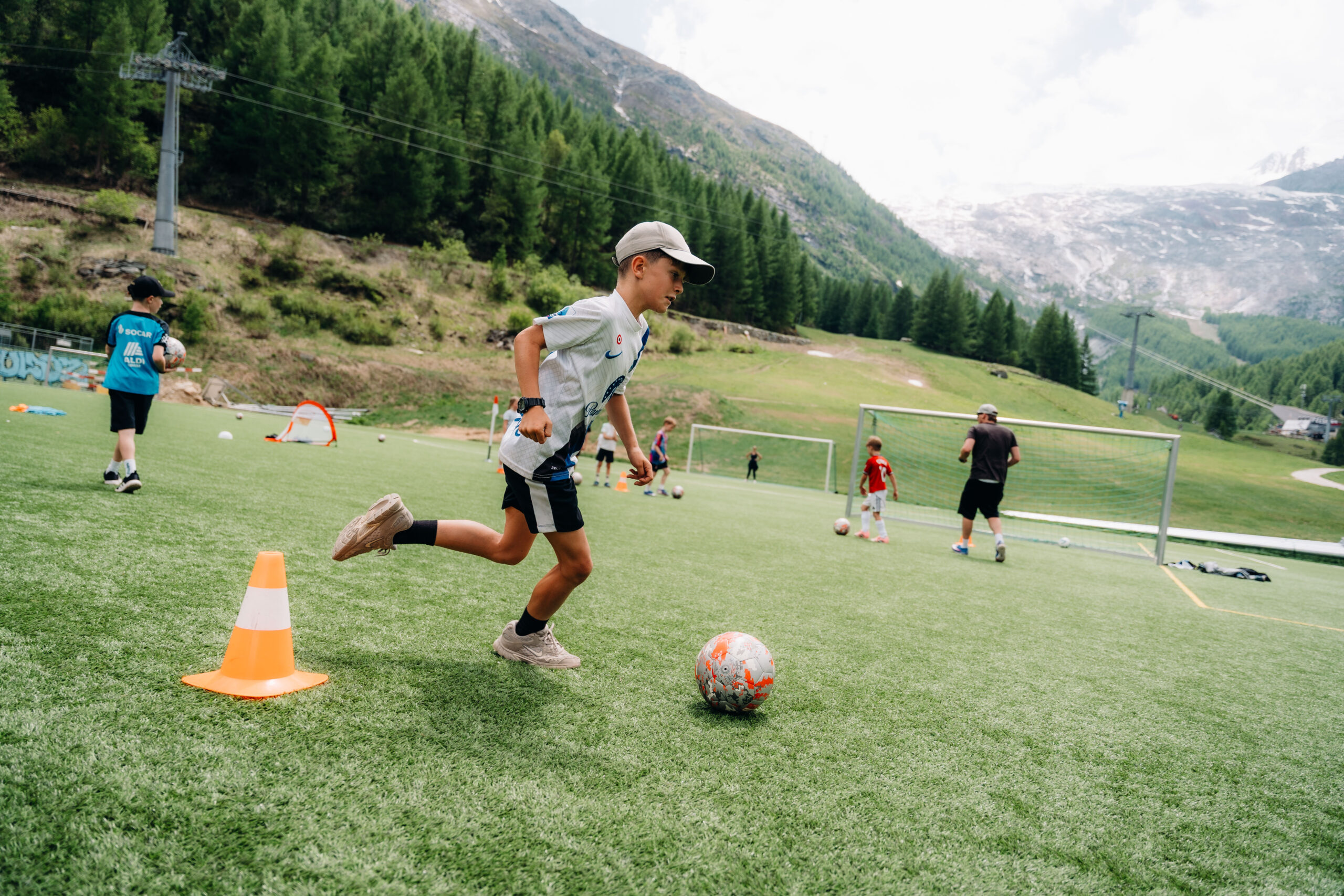 Kinder, die Fußball spielen