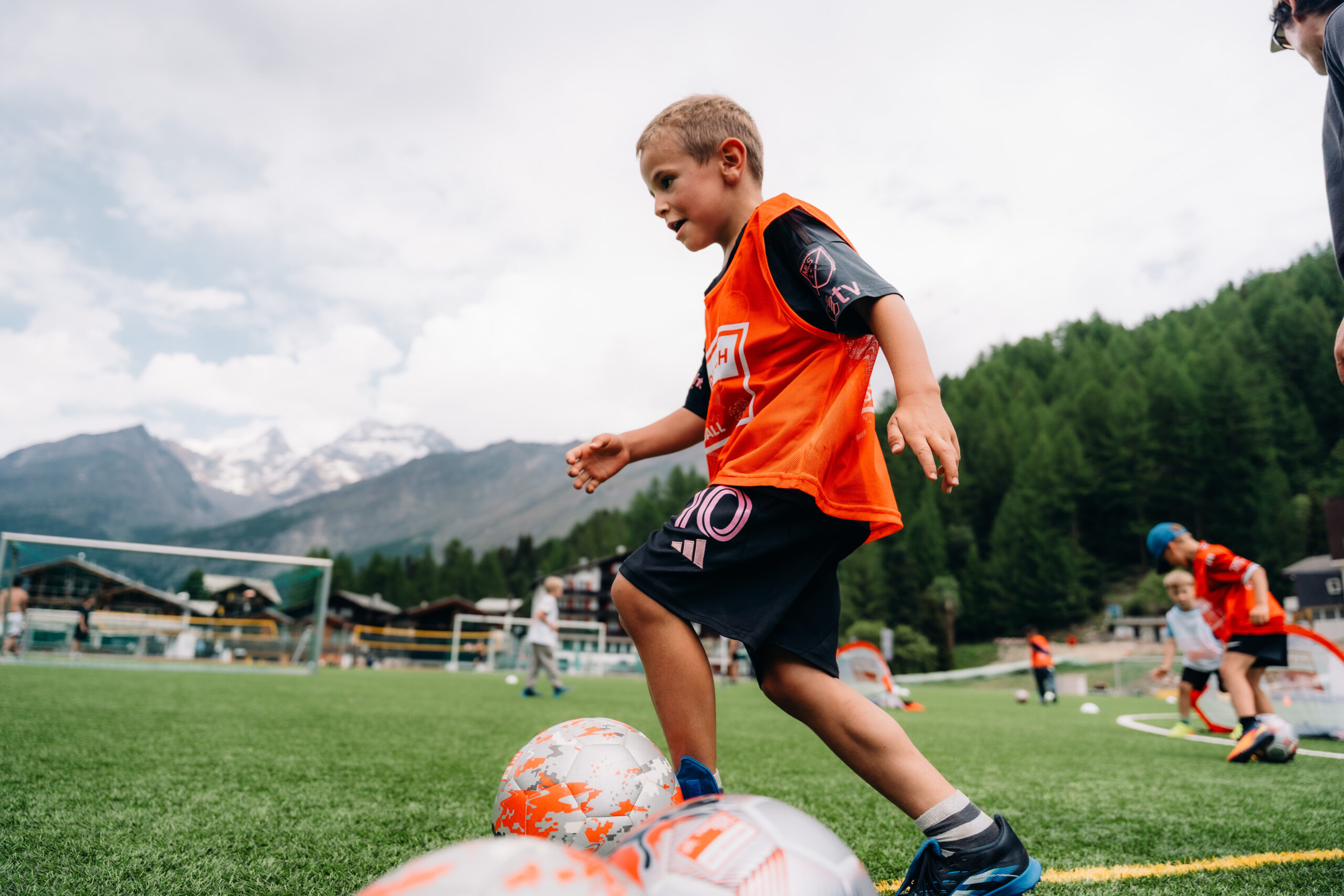 Kinder, die Fußball spielen