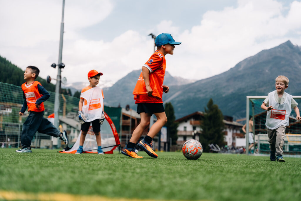 Ein Kind, das Fussball spielt
