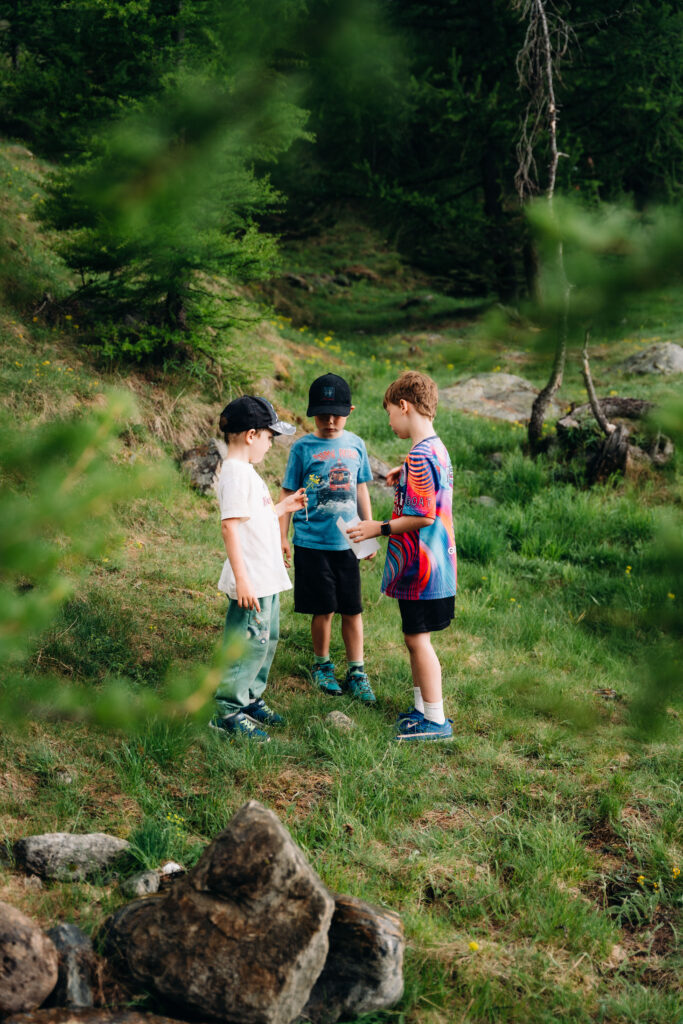 drei Kinder in den Bergen die nachdenken